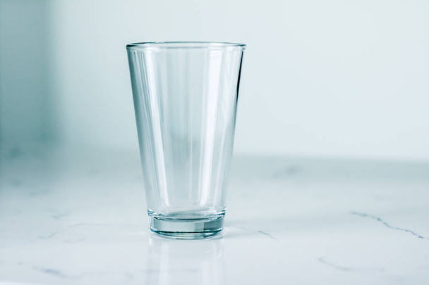 Чистый пустой стакан на мраморном столе
 - Фото, изображение