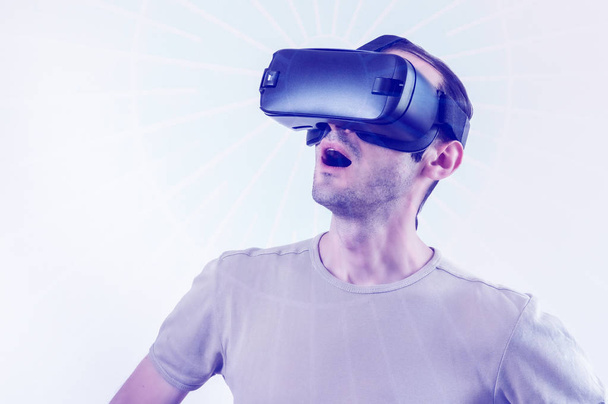 Άνθρωπος Εξερευνώντας τη σύγχρονη τεχνολογία εικονική πραγματικότητα με το κεφάλι τοποθετημένη οθόνη σε λευκό φόντο - Φωτογραφία, εικόνα