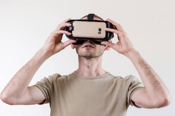 Людина досліджує сучасні технології віртуальної реальності з головним екраном на білому тлі
 - Фото, зображення