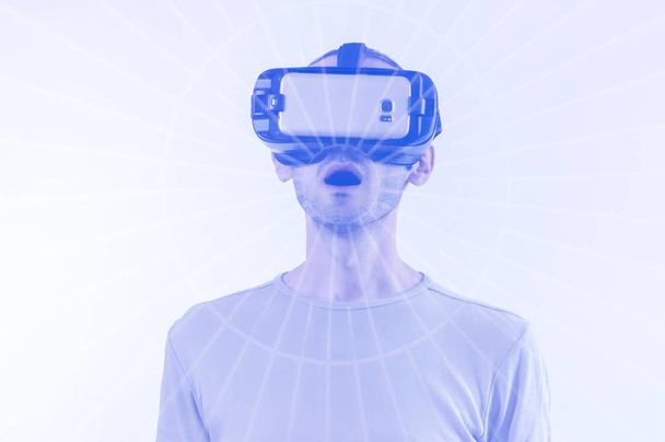 Mann erkundet moderne Technologie Virtual Reality mit Head-Mounted-Display auf digitalem Hintergrund - Foto, Bild