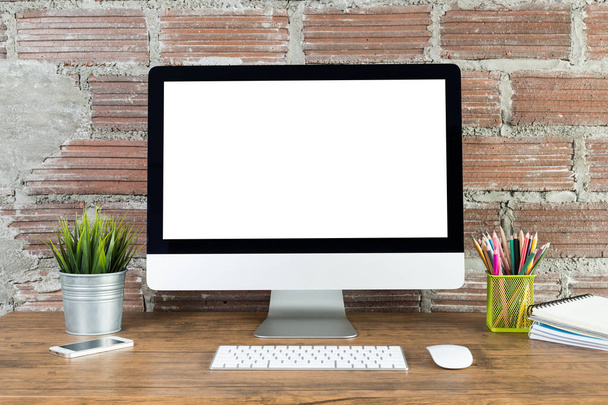 espace de travail avec ordinateur avec écran blanc vierge et fournitures de bureau sur un bureau en bois - Photo, image