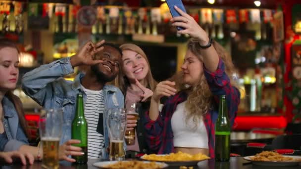 Gruppe diverser Freunde macht Selfie mit Handy in Bar - Filmmaterial, Video