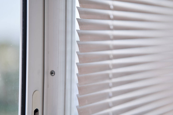Close-upweergave van venster met horizontale jaloezieën - Foto, afbeelding