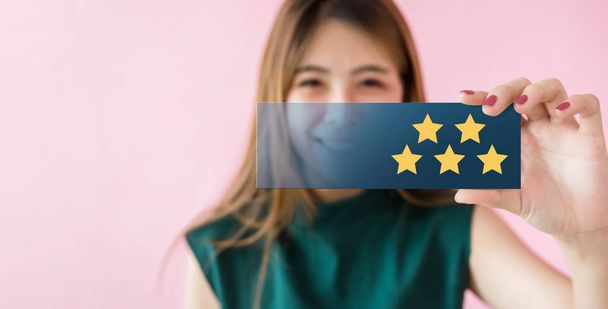 Müşteri Deneyimleri Kavramı. Mutlu Kadın Gülümseyen ve Şeffaf Kart onu Memnuniyeti için Beş Yıldız simgesi ile Mükemmel Rating göster - Fotoğraf, Görsel