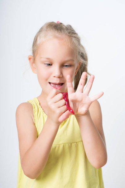Menina alegre feliz jogando um lodo vermelho
 - Foto, Imagem