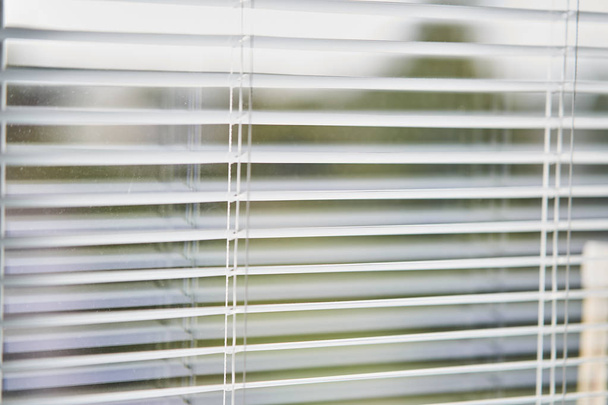 Lähikuva ikkunan vaakasuora kaihtimet
 - Valokuva, kuva