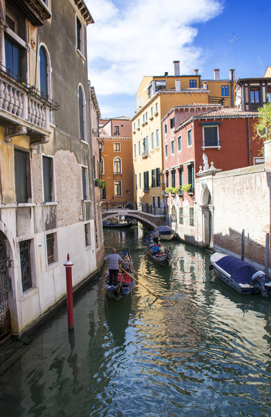 Gondola sul Rio di Venezia - Фото, зображення