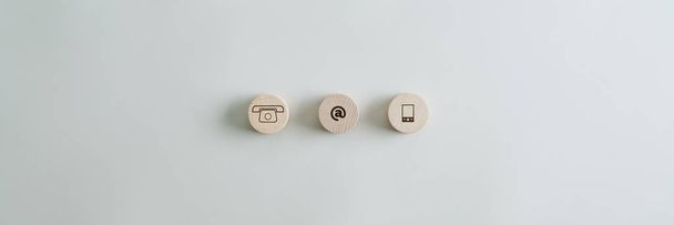 Tres círculos de madera con iconos de contacto y comunicación
  - Foto, imagen