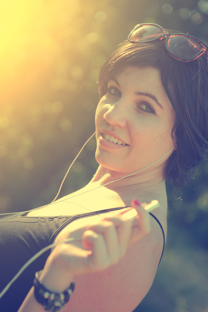 dziewczyna słuchania muzyki przez słuchawki - Zdjęcie, obraz