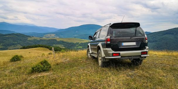 SUV voyage dans les Carpates en été
 - Photo, image