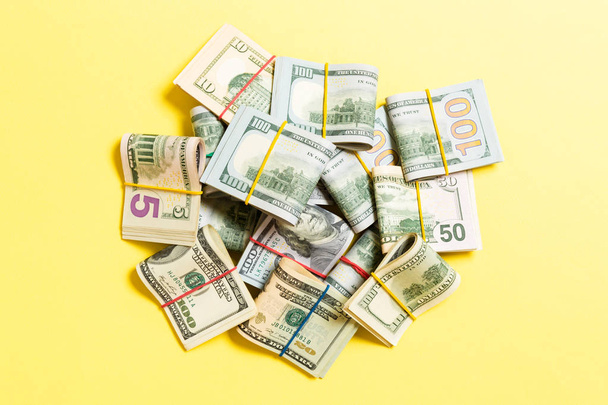 100 dolarlık banknotlar birçok Stack. Kopya alanı ile renkli arka plan üst wiev izole - Fotoğraf, Görsel