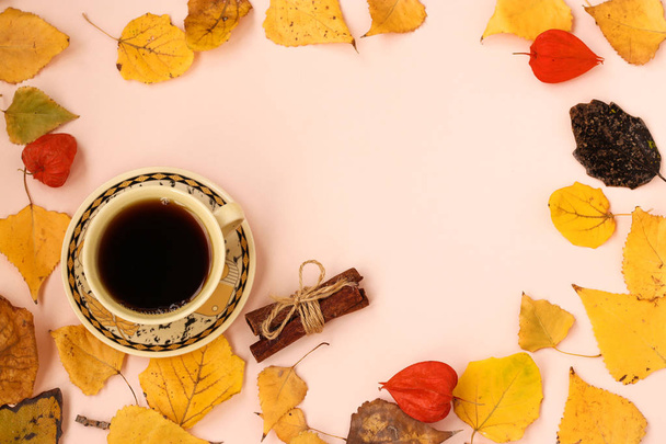 Podzimní skladba s šálkem kávy a Skopový rám z podzimních listů, vodorovná orientace, pohled shora, místo kopírování - Fotografie, Obrázek
