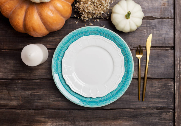 Empty plate with autumnal decor on wood background. - Zdjęcie, obraz