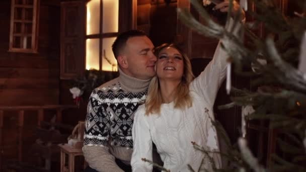 Casal feliz em chapéus de inverno e luvas leva selfie via celular
. - Filmagem, Vídeo
