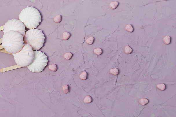 Prato de marshmallows sobre fundo rosa. Doces de marshmallow coloridos com espaço de cópia
 - Foto, Imagem
