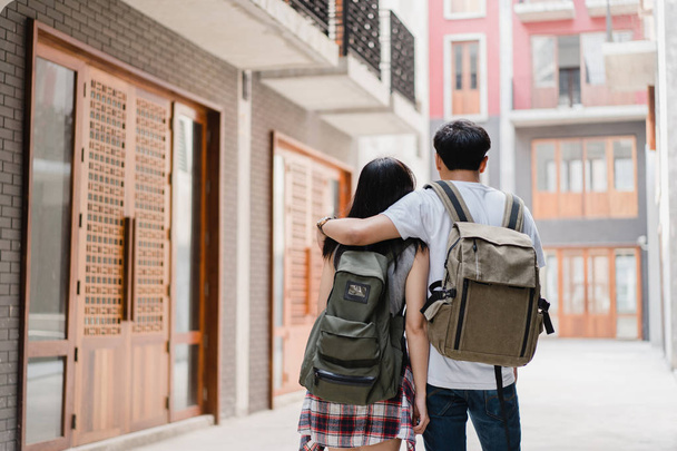 Traveler ázsiai hátizsákos pár érzés boldog utazik Pekingben, Kínában, vidám fiatal tinédzser pár gyaloglás a Chinatown. Életmód hátizsák turista utazás nyaralás városi koncepció. - Fotó, kép