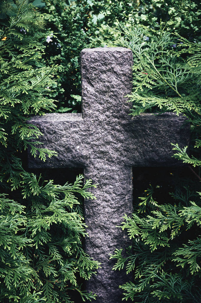 Antigua cruz de piedra
  - Foto, Imagen