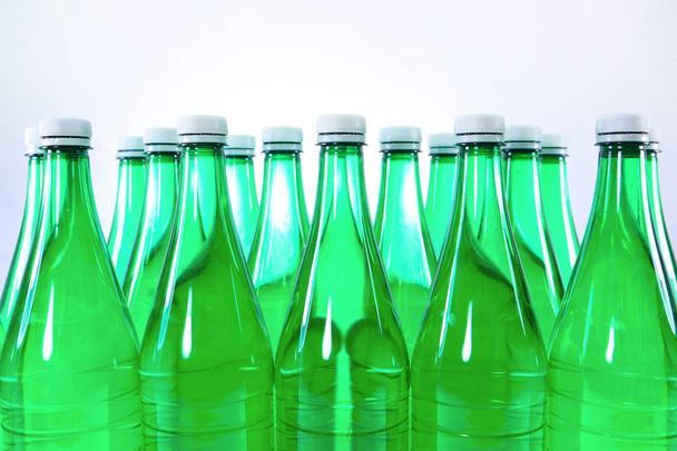 Nesnelerin Yeşil köpüklü su şişesi beyaz kap grup stüdyo aydınlatma izole beyaz arka plan web tasarım web sitesi kirlilikseçici sıralama parlak renkler içecek yakın çekim - Fotoğraf, Görsel
