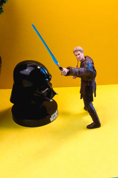 Sint-Petersburg, Rusland, augustus 2019: Hasbro figuur speelgoed van beroemde Star Wars Clone Wars Jedi Anakin Skywalker, Obi Wan Kenobi vechten met elkaar, Drone vliegt achter. Illustratieve redactionele  - Foto, afbeelding