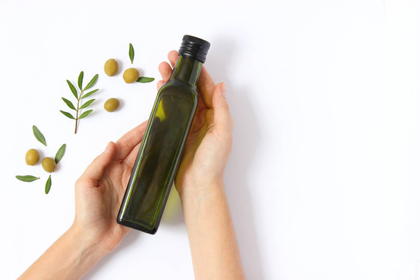 olivový olej v láhvi na bílém pozadí horní pohled. - Fotografie, Obrázek