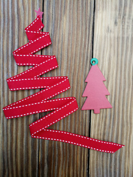 red ribbon christmas tree on old boards - Foto, immagini