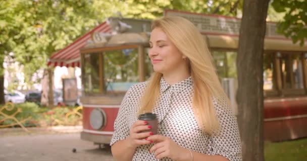 Nahaufnahme Porträt einer erwachsenen attraktiven blonden Frau im Park im Freien - Filmmaterial, Video