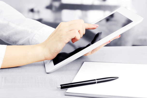 Жіночий офісний працівник використовує цифровий планшет в кафе в відтінках сірого
 - Фото, зображення