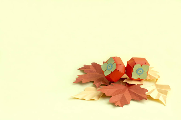 Περιτύλιγμα χαρτιού και φθινοπωρινά φύλλα  - Φωτογραφία, εικόνα
