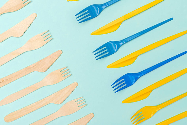 Natural versus plastic utensils - Foto, Imagen