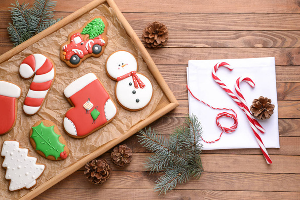 Δίσκος με νόστιμα Χριστουγεννιάτικα μπισκότα σε ξύλινο τραπέζι - Φωτογραφία, εικόνα