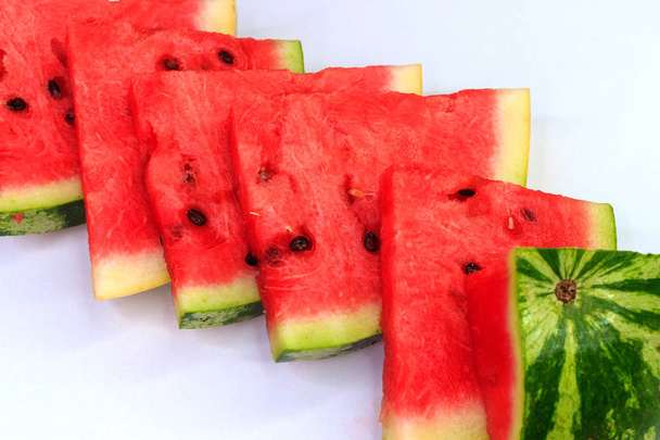 reife Wassermelone auf weißem Hintergrund, Hintergrund und Textur. - Foto, Bild