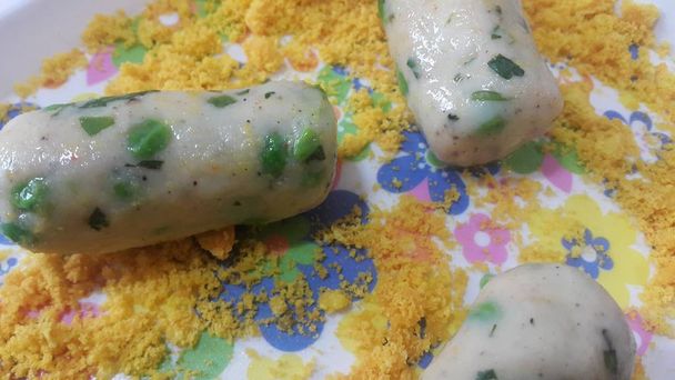 Неварені гострі і смачні крокети, поміщені з хлібною крихтою в керамічній тарілці
 - Фото, зображення