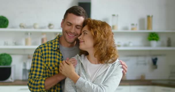 Jovem casal apaixonado abraçar uns aos outros
 - Filmagem, Vídeo