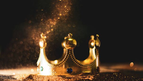 die goldene Krone des Königs ongold abstrakten Bokeh Hintergrund - Foto, Bild