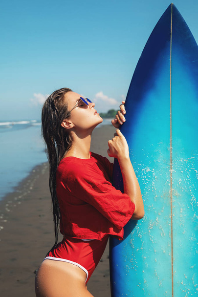 Sexy woman surfer with shortboard on the beach - Zdjęcie, obraz