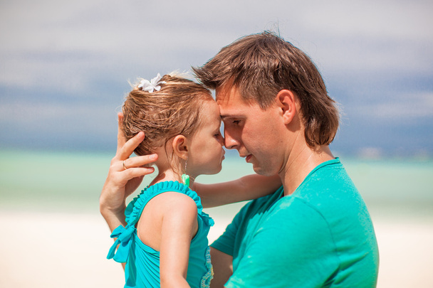 Portrait d'une petite fille et de son jeune père embrassant
 - Photo, image