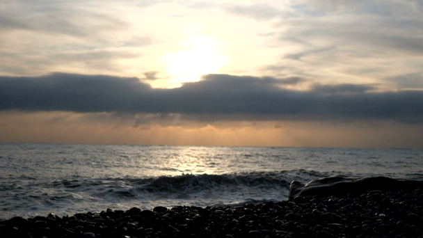 波は日没時に海や海の海岸に転がる。スローモーション. - 映像、動画