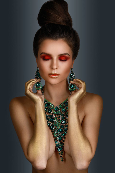 宝石の多くを持つ大きな美しいネックレスを身に着けているセクシーな女性 - 写真・画像