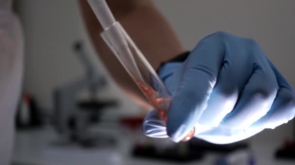 Technika laboratoryjna szybko wylewa się w probówce odwirowania krwi - Materiał filmowy, wideo