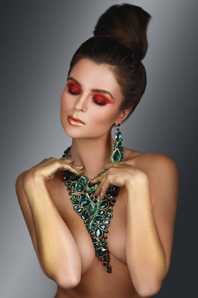 Сексуальная женщина носит большое красивое ожерелье с большим количеством драгоценных камней
 - Фото, изображение
