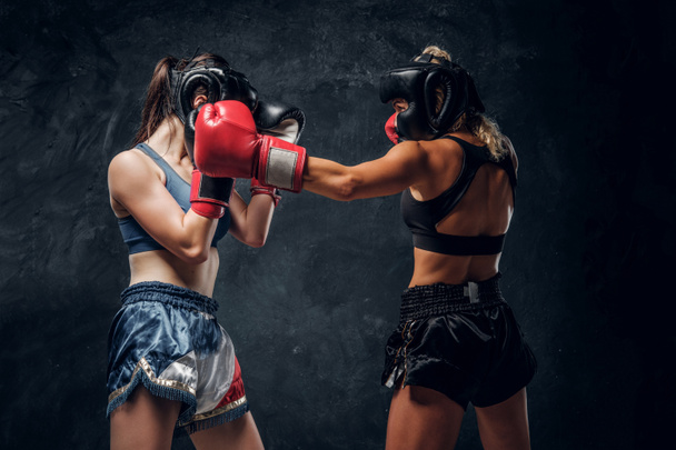 Küzdelem a két hivatásos női ökölvívók - Fotó, kép