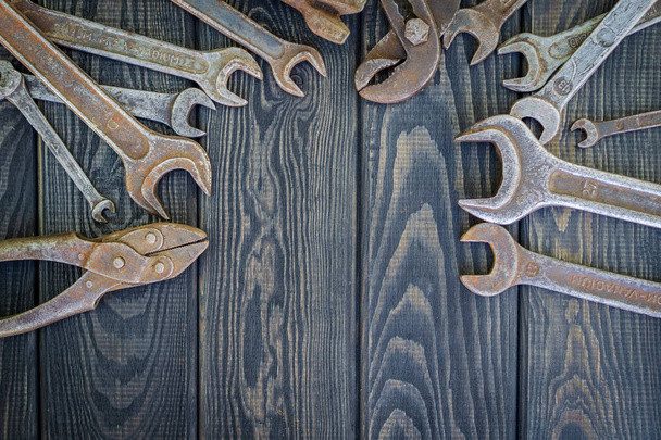Rusty Old Tools on black vintage wood background. - Fotoğraf, Görsel