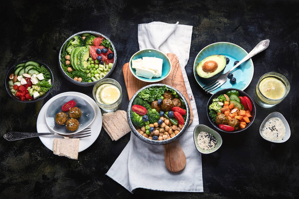 Sağlıklı vejetaryen yemek masası ayarı - Fotoğraf, Görsel