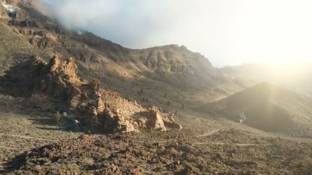 Teide yanardağı, Tenerife, Kanarya adaları, İspanya büyük bir krater havadan görünümü. Bir krater içinde volkanik çöl üzerinde uçuş. - Video, Çekim
