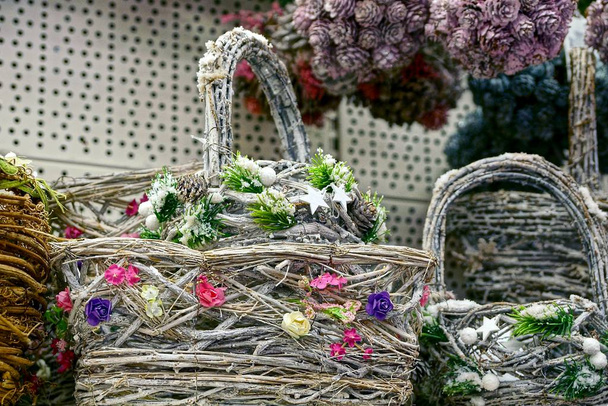 Dekorativní šedý koš s barevnými kužely a květinami - Fotografie, Obrázek