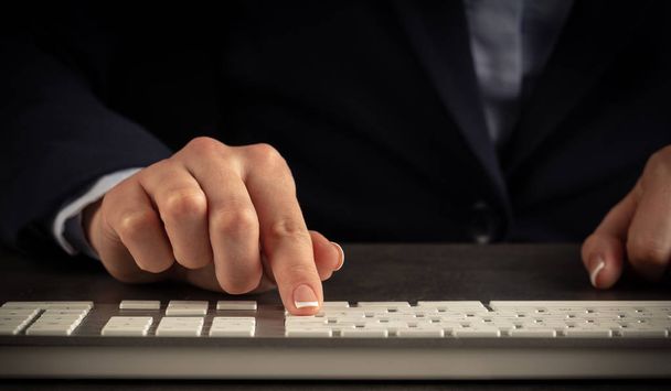 Woman typing on keyboard - Фото, изображение