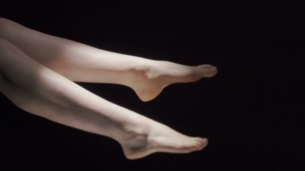 Βίντεο από τα ξυπόλητα πόδια γυναίκα στη σκιά - Πλάνα, βίντεο