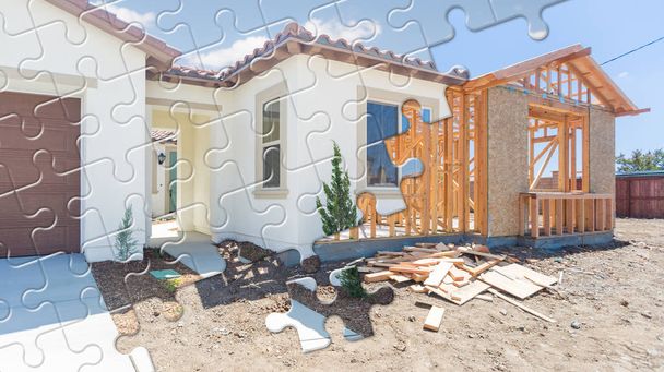 一緒にフィッティングパズルピースは、建設フレーミング上の完成した家のビルドを明らかに - 写真・画像