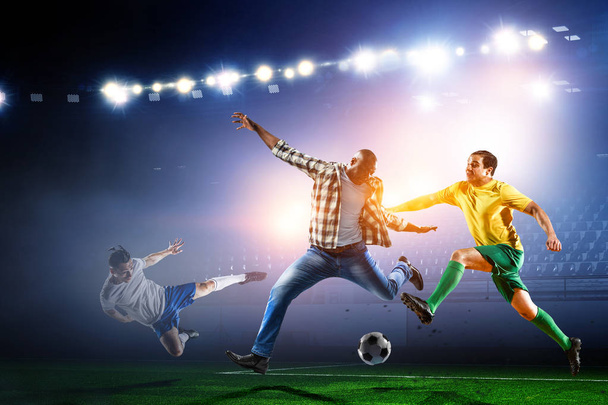 Uomo nero gioca la sua migliore partita di calcio - Foto, immagini