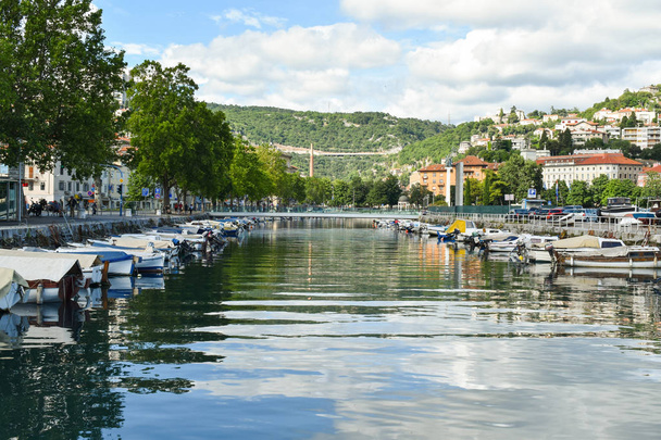 Canal muerto en Rijeka, Croacia. Delta del río Rjecina
. - Foto, Imagen
